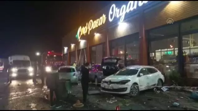 Cip, dinlenme tesisindeki araç ve yayalara çarptı: 1 ölü, 8 yaralı Cip, dinlenme tesisindeki araç ve yayalara çarptı: 1 ölü, 8 yaralı