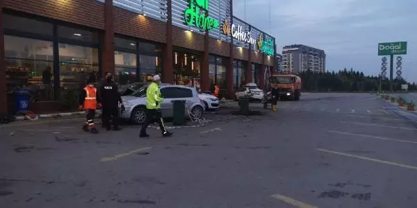 Son dakika haber: Eşine 'Bugün ikimiz de öleceğiz' deyip, cipi dinlenme tesisine sürdü: 1 ölü, 8 yaralı (2) Yeniden Son dakika haber: Eşine 'Bugün ikimiz de öleceğiz' deyip, cipi dinlenme tesisine sürdü: 1 ölü, 8 yaralı (2) Yeniden