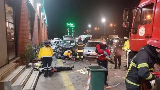 Dinlenme tesisindeki araç ve yayalara çarpan sürücü intihar girişiminde bulundu! Kazada 1 kişi öldü, 8 kişi yaralandı Dinlenme tesisindeki araç ve yayalara çarpan sürücü intihar girişiminde bulundu! Kazada 1 kişi öldü, 8 kişi yaralandı