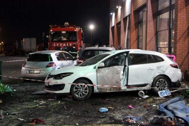 Dinlenme tesisindeki araç ve yayalara çarpan sürücü intihar girişiminde bulundu: 1 ölü, 8 yaralı Dinlenme tesisindeki araç ve yayalara çarpan sürücü intihar girişiminde bulundu: 1 ölü, 8 yaralı