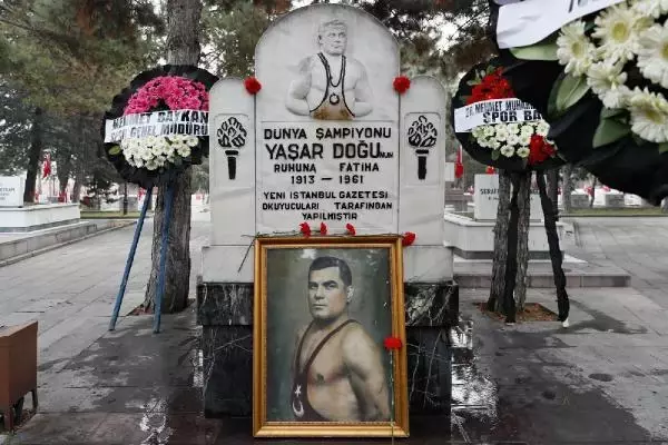 Efsane güreşçi Yaşar Doğu kabri başında anıldı Efsane güreşçi Yaşar Doğu kabri başında anıldı