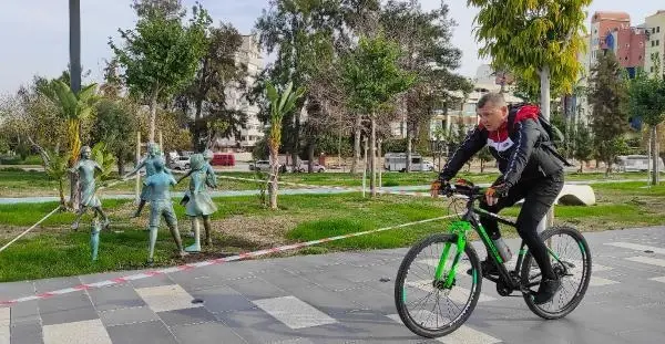 Son dakika! El ele tutuşan çocuk heykellerine zarar verdiler