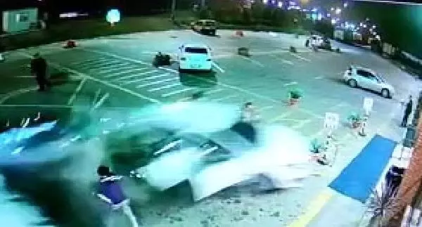 Eşine 'Bugün ikimiz de öleceğiz' deyip dinlenme tesisine daldı: 1 ölü, 8 yaralı Eşine 'Bugün ikimiz de öleceğiz' deyip dinlenme tesisine daldı: 1 ölü, 8 yaralı