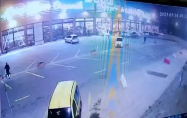 Eşine 'Bugün ikimiz de öleceğiz' deyip dinlenme tesisine daldı: 1 ölü, 8 yaralı Eşine 'Bugün ikimiz de öleceğiz' deyip dinlenme tesisine daldı: 1 ölü, 8 yaralı