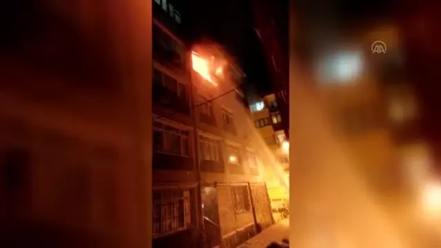 Fatih'te bir apartman dairesinde çıkan yangın söndürüldü Fatih'te bir apartman dairesinde çıkan yangın söndürüldü
