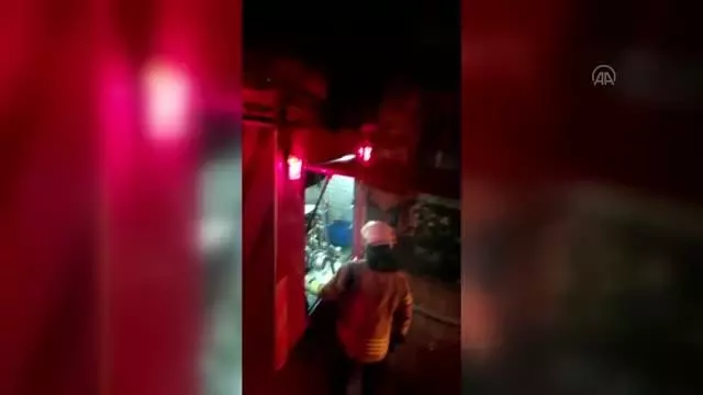Fatih'te bir apartman dairesinde çıkan yangın söndürüldü Fatih'te bir apartman dairesinde çıkan yangın söndürüldü