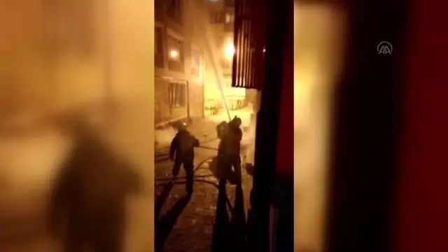 Fatih'te bir apartman dairesinde çıkan yangın söndürüldü Fatih'te bir apartman dairesinde çıkan yangın söndürüldü