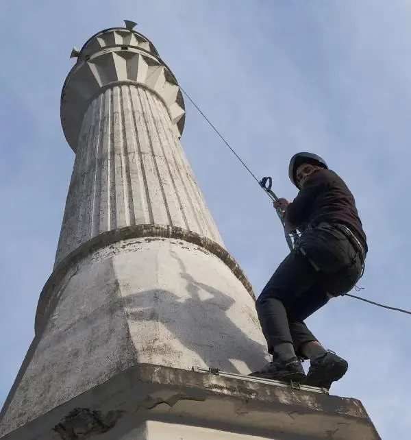 İmam, cami minaresini boyayabilmek için dağcılık eğitimi aldı İmam, cami minaresini boyayabilmek için dağcılık eğitimi aldı