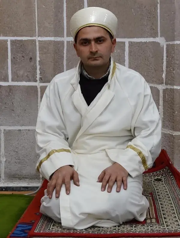 İmam, cami minaresini boyayabilmek için dağcılık eğitimi aldı İmam, cami minaresini boyayabilmek için dağcılık eğitimi aldı