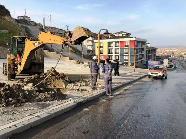 İş makinesiyle kazı sırasında doğalgaz borusu patladı İş makinesiyle kazı sırasında doğalgaz borusu patladı