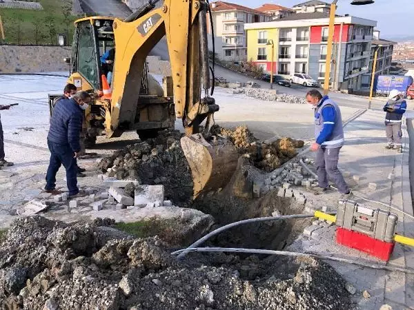 İş makinesiyle kazı sırasında doğalgaz borusu patladı İş makinesiyle kazı sırasında doğalgaz borusu patladı