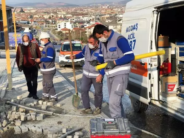 İş makinesiyle kazı sırasında doğalgaz borusu patladı İş makinesiyle kazı sırasında doğalgaz borusu patladı