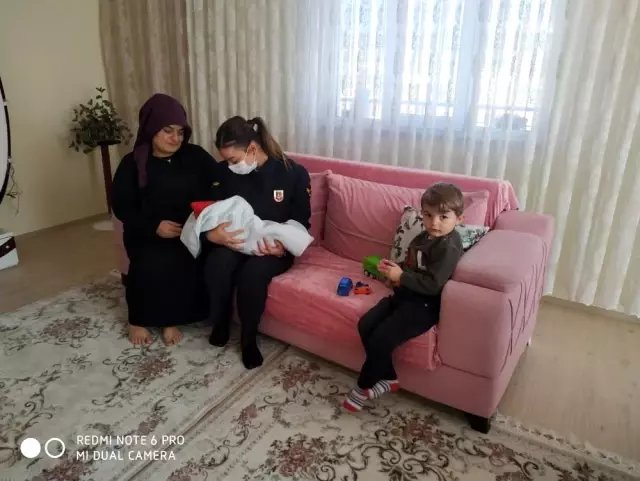 Son dakika haberi: Jandarmadan sel şehidinin doğum yapan ailesine ziyaret Son dakika haberi: Jandarmadan sel şehidinin doğum yapan ailesine ziyaret