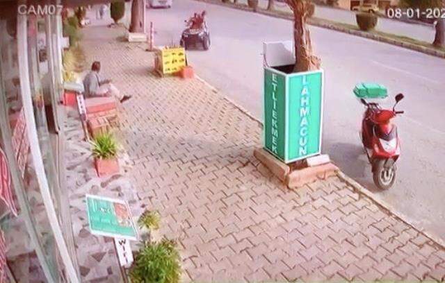 Kaldırımda çay içerken üzerine gelen ATV'yi fark eden vatandaş, ölümden kıl payı kurtuldu