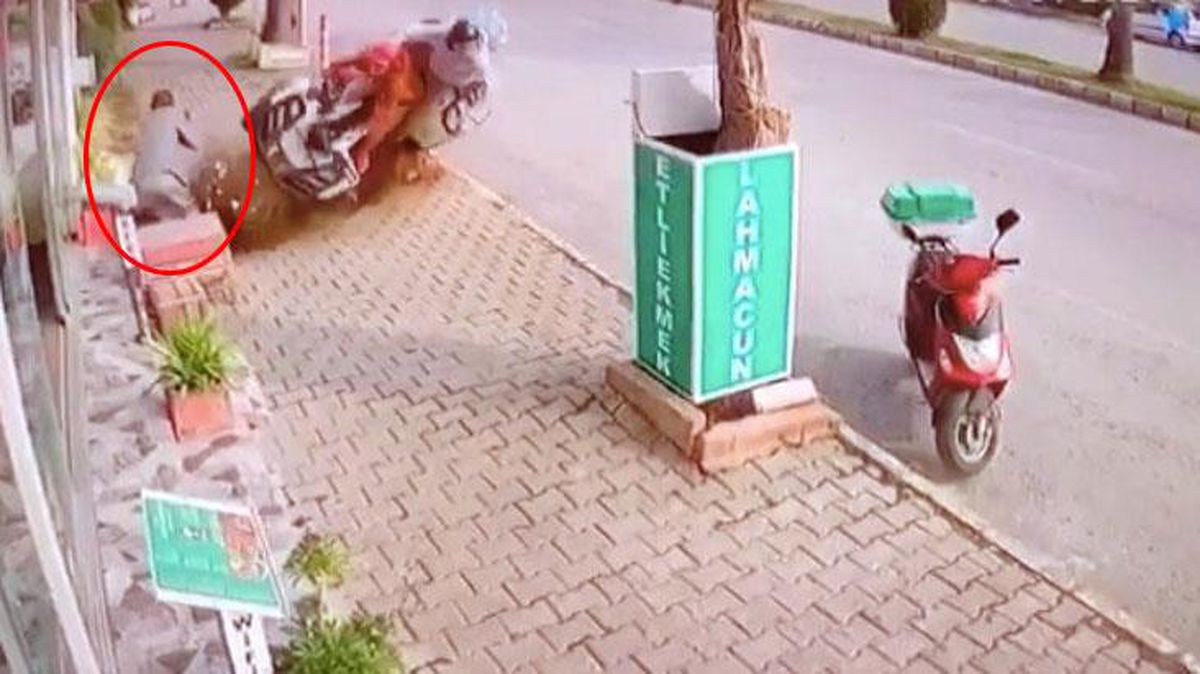 Kaldırımda çay içerken üzerine gelen ATV'yi fark eden vatandaş, ölümden kıl payı kurtuldu