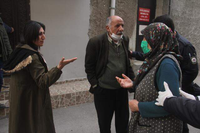 Kızının erkeklere satıldığı öğrenen anne, hesap sormaya gitti! Darbedilen kadın saçlarını yoldan topladı Kızının erkeklere satıldığı öğrenen anne, hesap sormaya gitti! Darbedilen kadın saçlarını yoldan topladı