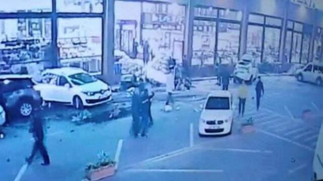 Kocaeli'de eşine 'Bugün ikimiz de öleceğiz' deyip dinlenme tesisine daldı! 1 ölü, 8 yaralı Kocaeli'de eşine 'Bugün ikimiz de öleceğiz' deyip dinlenme tesisine daldı! 1 ölü, 8 yaralı