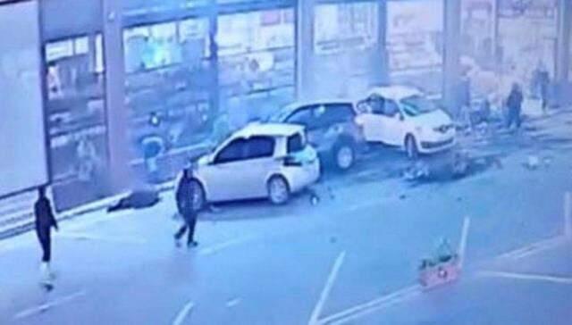 Kocaeli'de eşine 'Bugün ikimiz de öleceğiz' deyip dinlenme tesisine daldı! 1 ölü, 8 yaralı Kocaeli'de eşine 'Bugün ikimiz de öleceğiz' deyip dinlenme tesisine daldı! 1 ölü, 8 yaralı