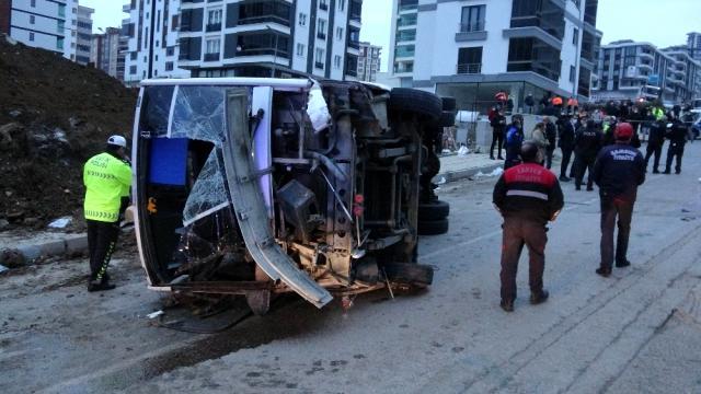 Korkunç kaza! Belediye işçilerini taşıyan servis devrildi: 2 ölü, 20 yaralı
