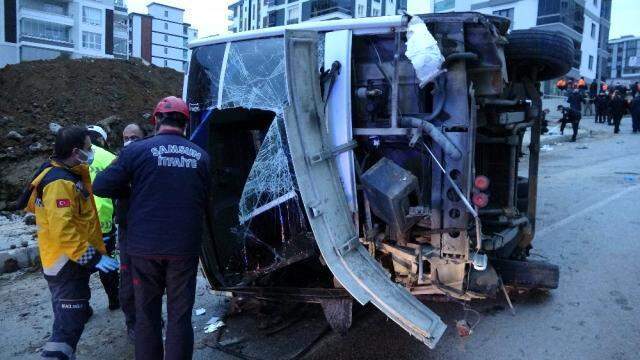 Korkunç kaza! Belediye işçilerini taşıyan servis devrildi: 2 ölü, 20 yaralı