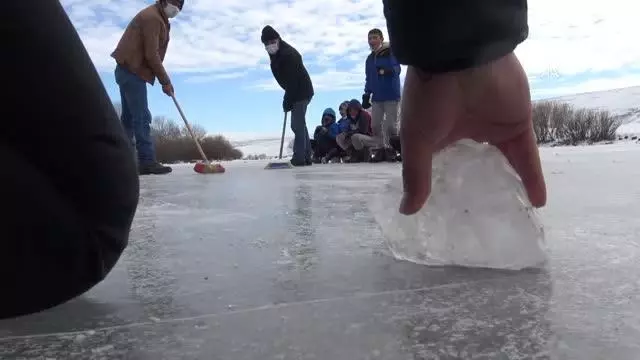 Köylülerin buz tutan Kars Çayı'nda 'curling' keyfi Köylülerin buz tutan Kars Çayı'nda 'curling' keyfi