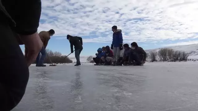 Köylülerin buz tutan Kars Çayı'nda 'curling' keyfi Köylülerin buz tutan Kars Çayı'nda 'curling' keyfi