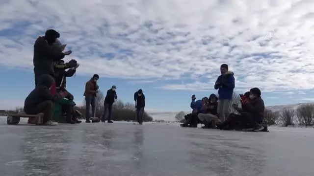 Köylülerin buz tutan Kars Çayı'nda 'curling' keyfi Köylülerin buz tutan Kars Çayı'nda 'curling' keyfi