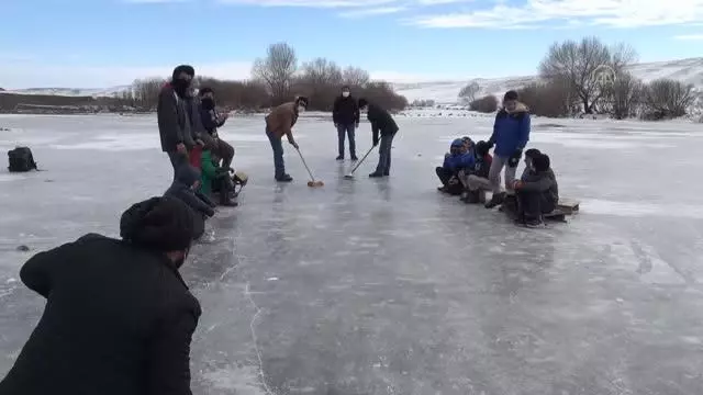 Köylülerin buz tutan Kars Çayı'nda 'curling' keyfi Köylülerin buz tutan Kars Çayı'nda 'curling' keyfi
