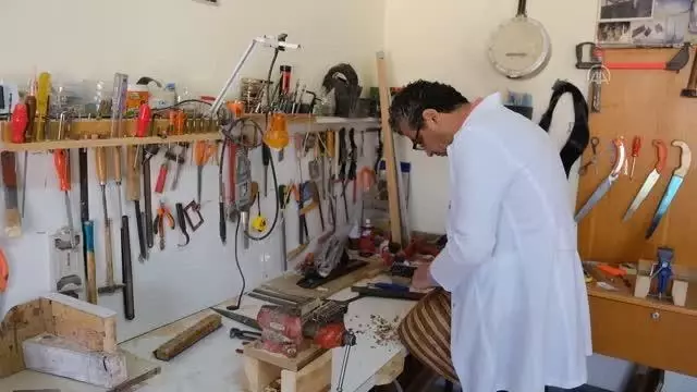 Mut'ta bağlama yapım atölyesi açıldı Mut'ta bağlama yapım atölyesi açıldı