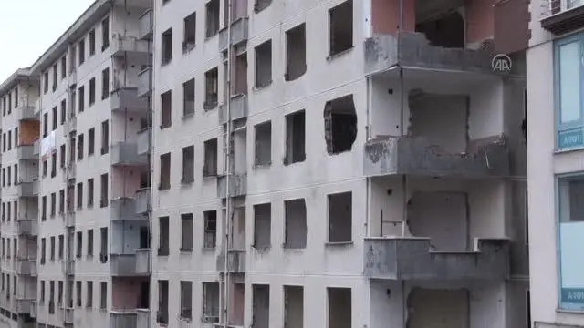 'Pisa Kuleleri' diye adlandırılan binaların da bulunduğu yapıların yıkımına başlandı 'Pisa Kuleleri' diye adlandırılan binaların da bulunduğu yapıların yıkımına başlandı