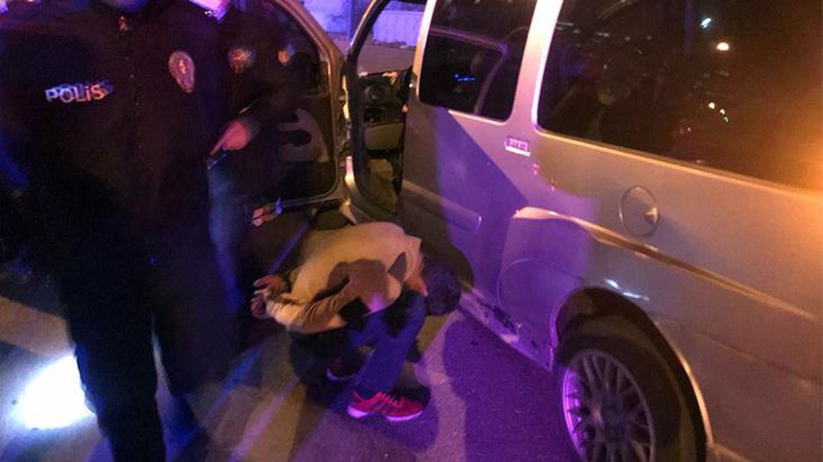 Polisten 30 dakika boyunca kaçan genç, yakalanınca 'Benim abim de polis' diyerek paçayı kurtarmak istedi