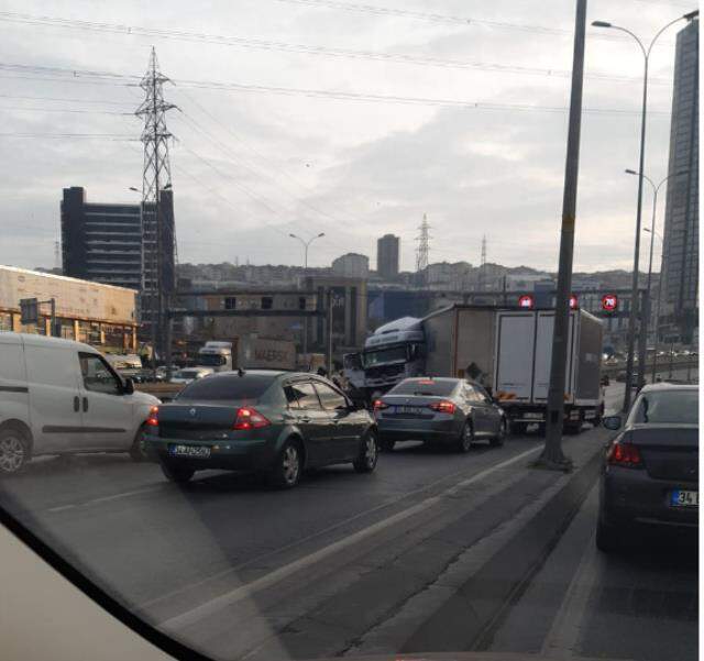 Son Dakika! İstanbul'da bir tır metrobüs yoluna girdi, E-5'te trafik kilitlendi Son Dakika! İstanbul'da bir tır metrobüs yoluna girdi, E-5'te trafik kilitlendi