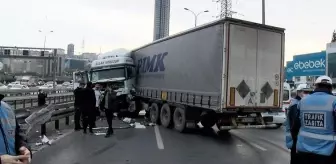 Metrobüs: Son Dakika! İstanbul'da metrobüs yoluna giren tır nedeniyle E-5'te trafik durdu Metrobüs: Son Dakika! İstanbul'da metrobüs yoluna giren tır nedeniyle E-5'te trafik durdu