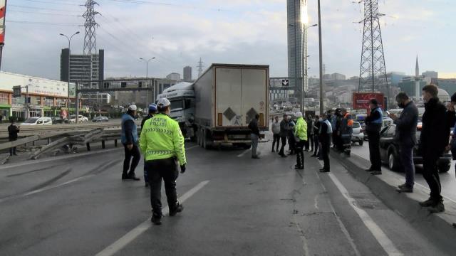 Son Dakika! İstanbul'da metrobüs yoluna giren tır nedeniyle E-5'te trafik durdu