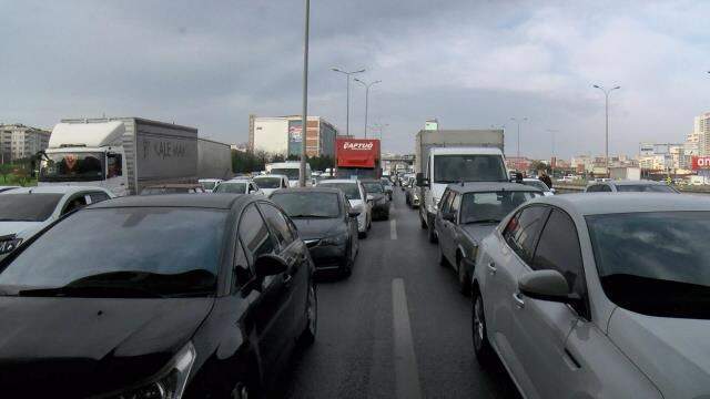 Son Dakika! İstanbul'da metrobüs yoluna giren tır nedeniyle E-5'te trafik durdu Son Dakika! İstanbul'da metrobüs yoluna giren tır nedeniyle E-5'te trafik durdu