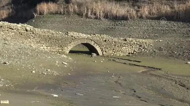 Sular çekilince gün yüzüne çıkan tarihi su kemeri tescillenecek Sular çekilince gün yüzüne çıkan tarihi su kemeri tescillenecek
