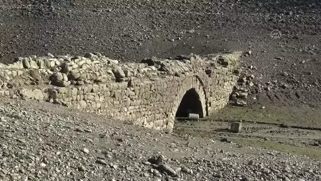 Sular çekilince gün yüzüne çıkan tarihi su kemeri tescillenecek Sular çekilince gün yüzüne çıkan tarihi su kemeri tescillenecek