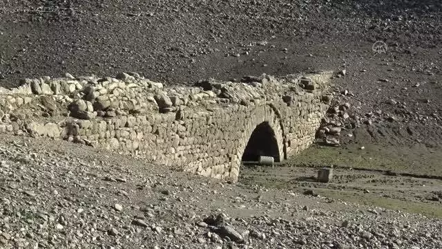 Sular çekilince gün yüzüne çıkan tarihi su kemeri tescillenecek Sular çekilince gün yüzüne çıkan tarihi su kemeri tescillenecek