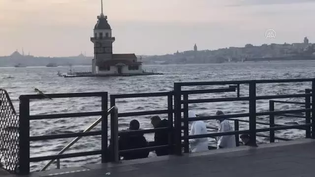 Üsküdar sahilde boğulan kişinin cesedi denizden çıkarıldı Üsküdar sahilde boğulan kişinin cesedi denizden çıkarıldı