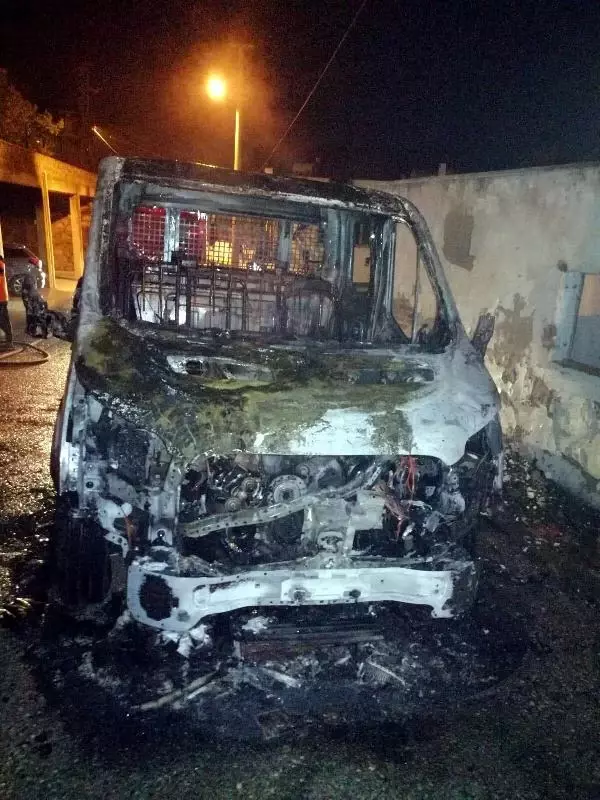 Villasında pompalı tüfekle yaralayıp, otomobil ve kamyonetini ateşe verdiler Villasında pompalı tüfekle yaralayıp, otomobil ve kamyonetini ateşe verdiler