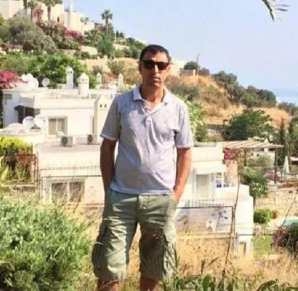 Villasında pompalı tüfekle yaralayıp, otomobil ve kamyonetini ateşe verdiler Villasında pompalı tüfekle yaralayıp, otomobil ve kamyonetini ateşe verdiler