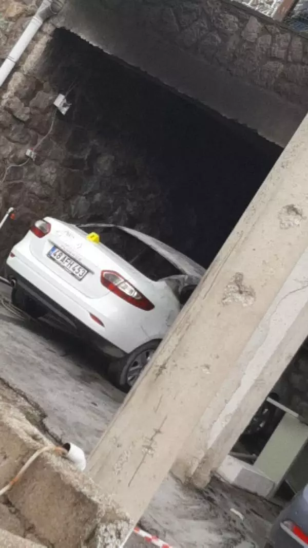 Villasında pompalı tüfekle yaralayıp, otomobil ve kamyonetini ateşe verdiler Villasında pompalı tüfekle yaralayıp, otomobil ve kamyonetini ateşe verdiler