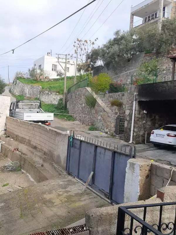 Villasında pompalı tüfekle yaralayıp, otomobil ve kamyonetini ateşe verdiler Villasında pompalı tüfekle yaralayıp, otomobil ve kamyonetini ateşe verdiler