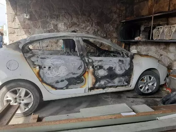 Villasında pompalı tüfekle yaralayıp, otomobil ve kamyonetini ateşe verdiler Villasında pompalı tüfekle yaralayıp, otomobil ve kamyonetini ateşe verdiler