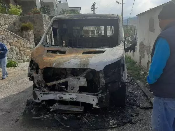 Villasında pompalı tüfekle yaralayıp, otomobil ve kamyonetini ateşe verdiler Villasında pompalı tüfekle yaralayıp, otomobil ve kamyonetini ateşe verdiler