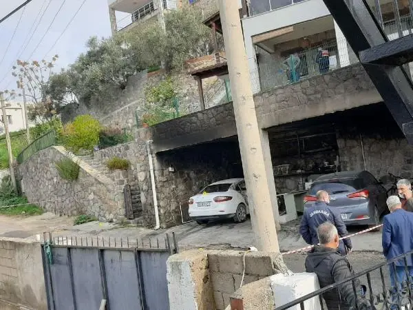 Villasında pompalı tüfekle yaralayıp, otomobil ve kamyonetini ateşe verdiler Villasında pompalı tüfekle yaralayıp, otomobil ve kamyonetini ateşe verdiler