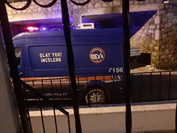 Villasında pompalı tüfekle yaralayıp, otomobil ve kamyonetini ateşe verdiler Villasında pompalı tüfekle yaralayıp, otomobil ve kamyonetini ateşe verdiler