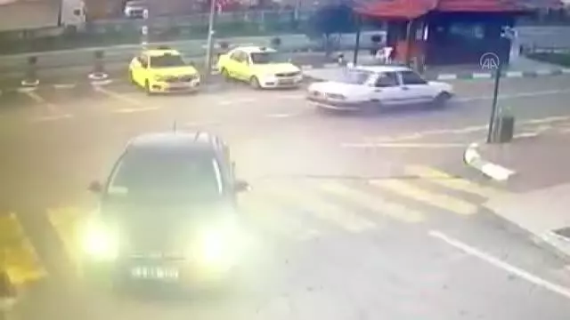 Son dakika haber: 3 zanlı darbettikleri kişiyi araç bagajından indirirken polise yakalandı Son dakika haber: 3 zanlı darbettikleri kişiyi araç bagajından indirirken polise yakalandı