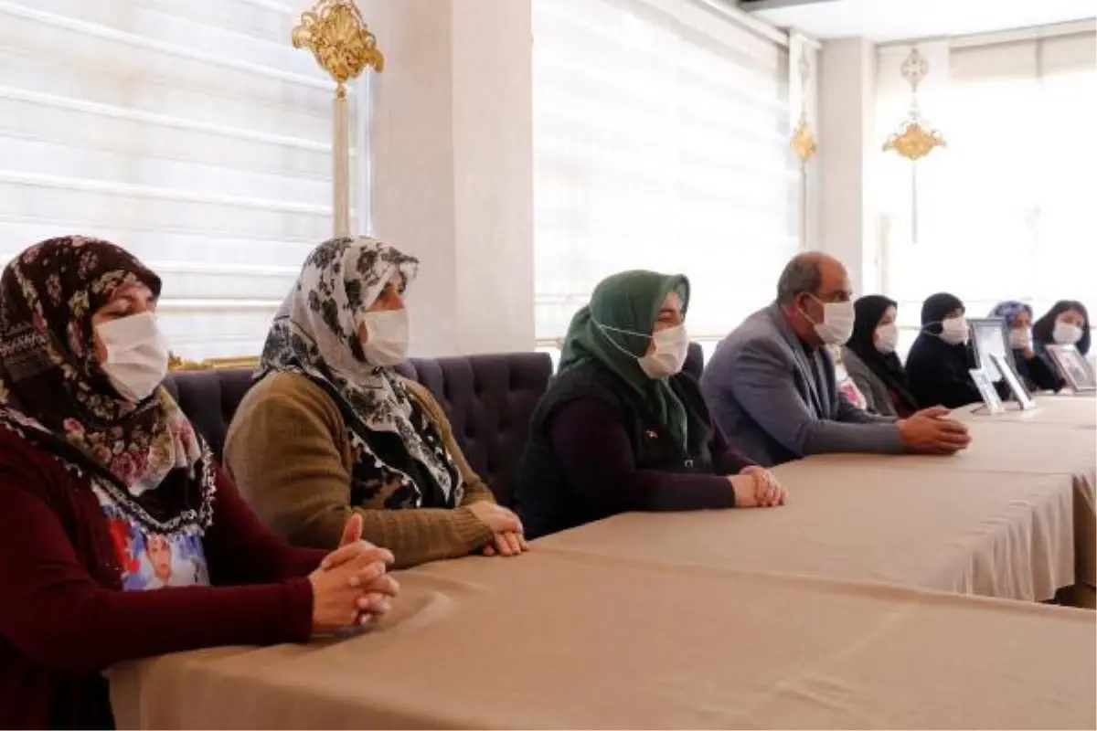 495'inci gündeki evlat nöbetine, kısıtlamada kaldıkları otelde devam ettiler