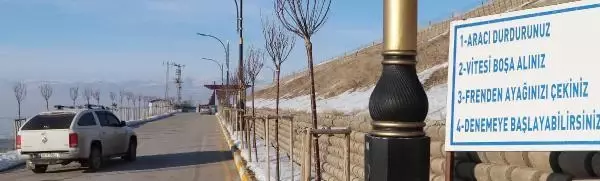 'Gizemli Yol'a' giren araçlar kendi kendine yokuş yukarı çıkıyor 'Gizemli Yol'a' giren araçlar kendi kendine yokuş yukarı çıkıyor
